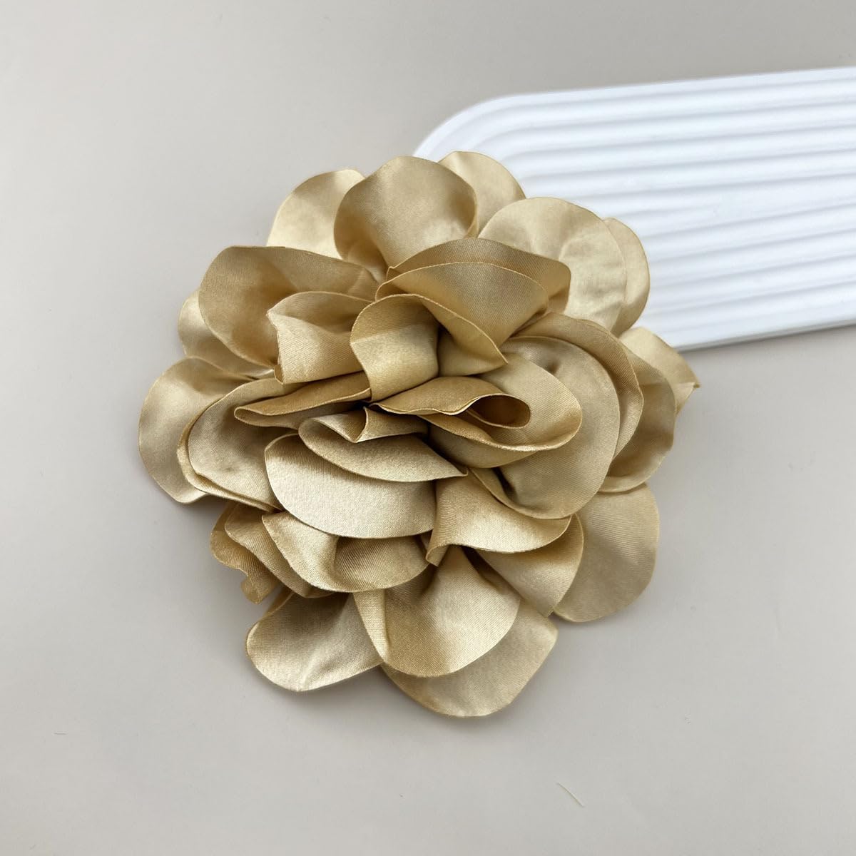 Lavender Tulip Flower Brooch Pin with Crystal Rhinestones for Women, Elegant Lapel Accessory for Weddings & Fashion Jewelry