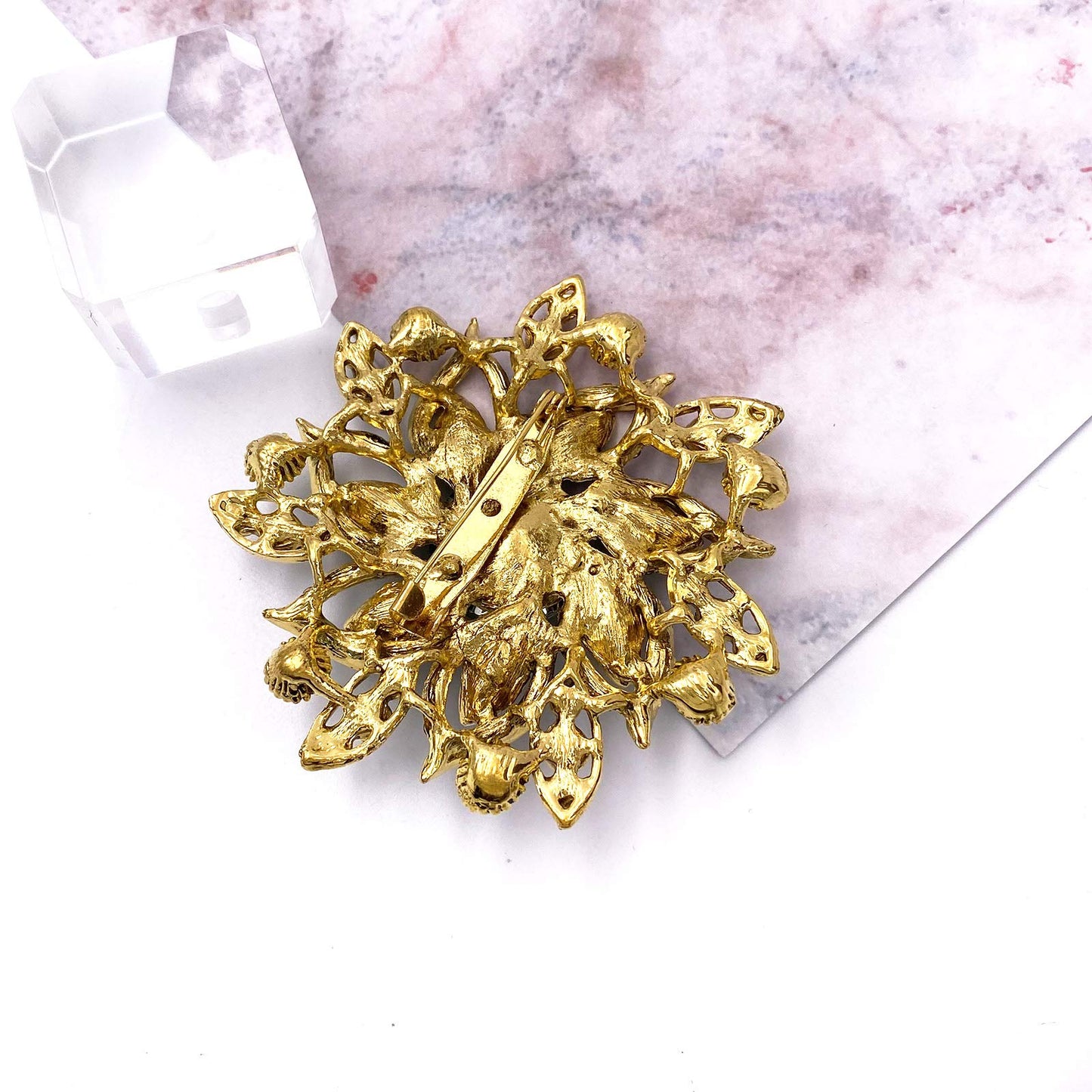 Elegant Rose Flower Brooch Pin for Women & Men, Handmade Crystal Pearl Fabric Lapel Pin for Wedding, Party & Suit Accessories, Gift Idea